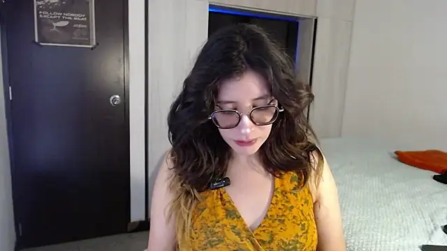 Snapshot of mariana124- chatting on 11.24.25 mariana124- online show from 11.24.25