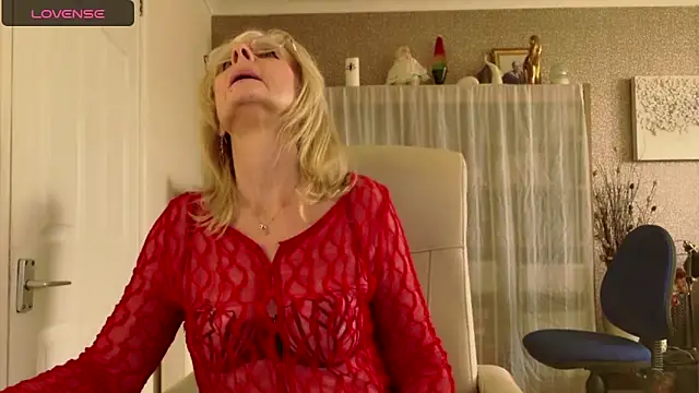 Snapshot of TopazCamgirl chatting on 12.03.25 TopazCamgirl online show from 12.03.25