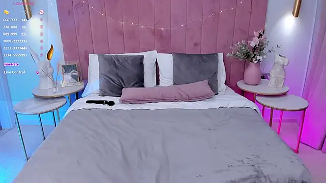 Snapshot of MilaVoxx chatting on 03.13.25 MilaVoxx online show from 03.13.25