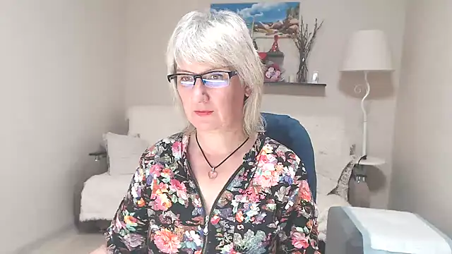 Snapshot of FleurMays chatting on 06.25.26 FleurMays online show from 06.25.26