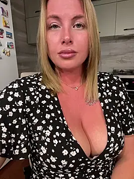 Snapshot of Cute_Hot_Alice chatting on 06.22.26 Cute Hot Alice online show from 06.22.26