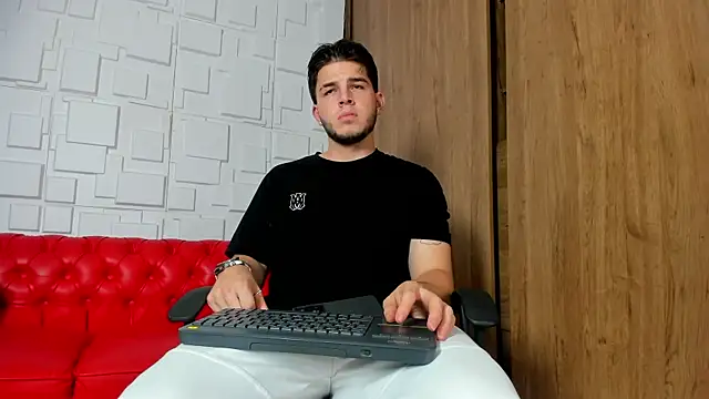 Snapshot of danielclarton1 chatting on 12.10.24 danielclarton1 online show from 12.10.24