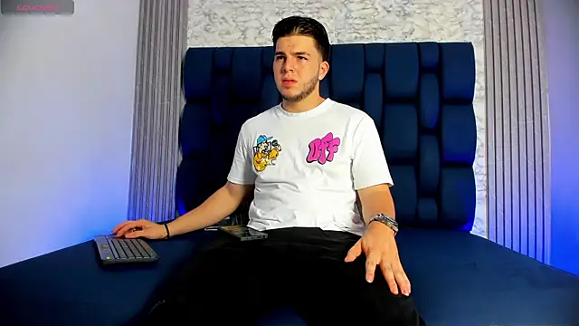 Snapshot of danielclarton1 chatting on 12.11.24 danielclarton1 online show from 12.11.24
