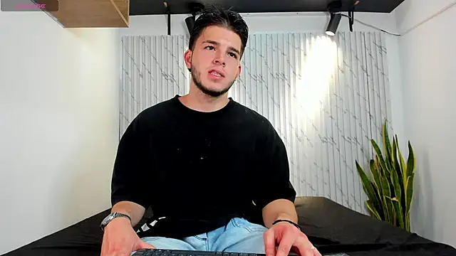 Snapshot of danielclarton1 chatting on 12.15.24 danielclarton1 online show from 12.15.24