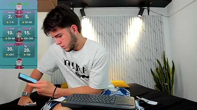 Snapshot of danielclarton1 chatting on 12.21.24 danielclarton1 online show from 12.21.24