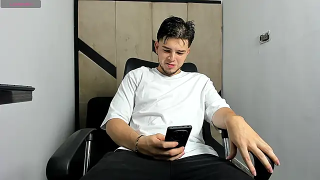 Snapshot of danielclarton1 chatting on 02.04.25 danielclarton1 online show from 02.04.25