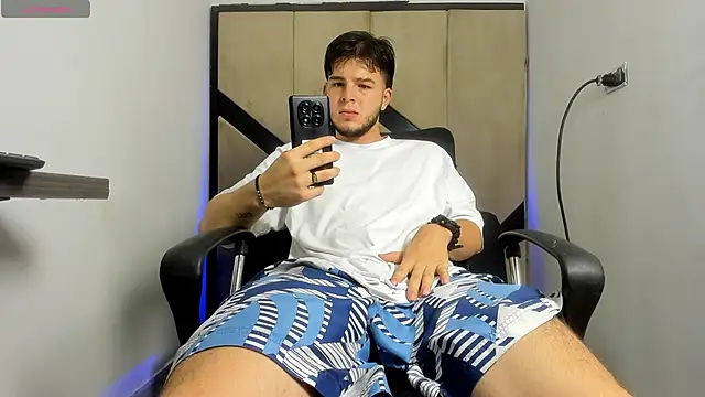 Snapshot of danielclarton1 chatting on 02.19.25 danielclarton1 online show from 02.19.25