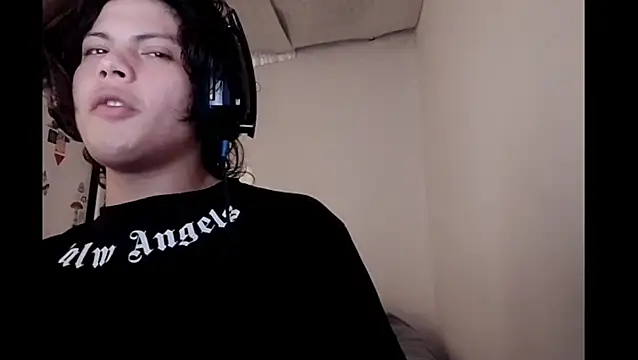 Snapshot of Xtrem3HARDxxx chatting on 11.18.25 Xtrem3HARDxxx online show from 11.18.25