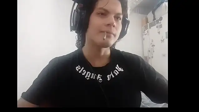 Snapshot of Xtrem3HARDxxx chatting on 11.22.25 Xtrem3HARDxxx online show from 11.22.25