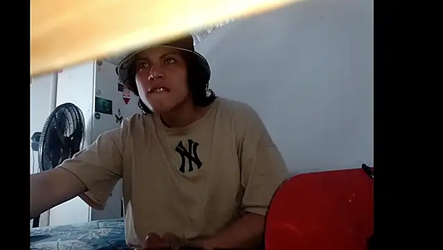 Snapshot of Xtrem3HARDxxx chatting on 11.25.25 Xtrem3HARDxxx online show from 11.25.25