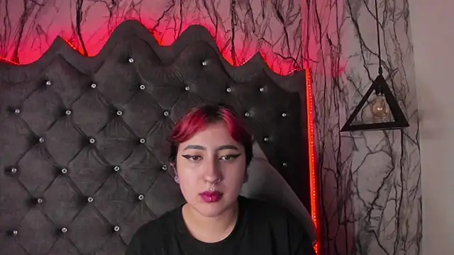 larissa01  online show from 02.13.25