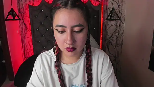 larissa01  online show from 02.28.25