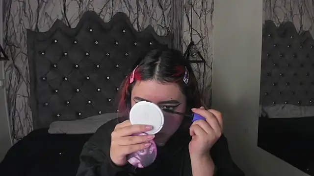 larissa01  online show from 03.04.25