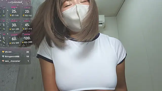 Snapshot of sara__xx__love chatting on 10.19.25 sara xx love online show from 10.19.25