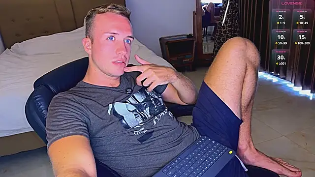 Snapshot of tommy_cumfinger chatting on 07.03.26 tommy cumfinger online show from 07.03.26