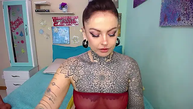 Snapshot of LolaRouse chatting on 12.23.24 LolaRouse online show from 12.23.24
