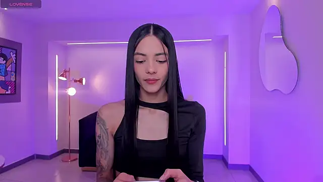 Snapshot of HannahJamesX chatting on 11.21.25 HannahJamesX online show from 11.21.25