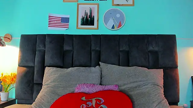 Snapshot of EngelStone chatting on 12.12.24 EngelStone online show from 12.12.24