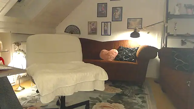 Snapshot of GinaBlonde chatting on 11.15.25 GinaBlonde online show from 11.15.25