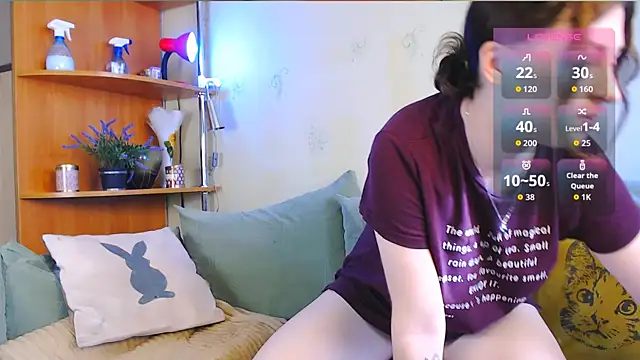 Snapshot of Caroline1995 chatting on 10.28.25 Caroline1995 online show from 10.28.25