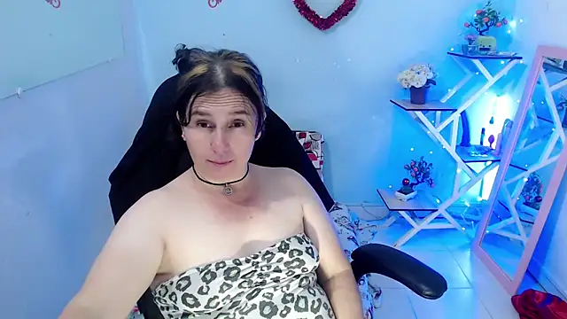 Snapshot of victoria_jones chatting on 02.10.26 victoria jones online show from 02.10.26