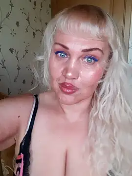 Snapshot of IsabellaBoni chatting on 10.11.25 IsabellaBoni online show from 10.11.25