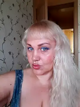 Snapshot of IsabellaBoni chatting on 11.13.25 IsabellaBoni online show from 11.13.25