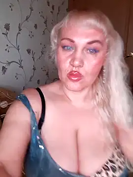 Snapshot of IsabellaBoni chatting on 11.18.25 IsabellaBoni online show from 11.18.25