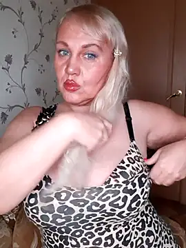 Snapshot of IsabellaBoni chatting on 11.29.25 IsabellaBoni online show from 11.29.25