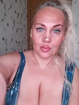 Snapshot of IsabellaBoni chatting on 12.14.25 IsabellaBoni online show from 12.14.25