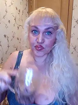 Snapshot of IsabellaBoni chatting on 12.18.25 IsabellaBoni online show from 12.18.25