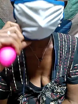 Snapshot of Tamil--Rani chatting on 11.20.25 Tamil--Rani online show from 11.20.25