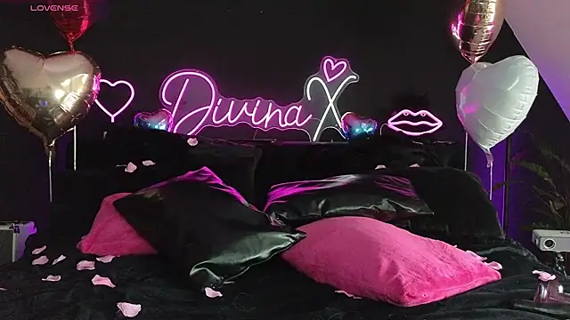 Snapshot of Divina_X_ chatting on 02.14.25 Divina X online show from 02.14.25