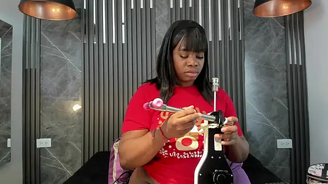 Snapshot of SaraiEvans chatting on 12.14.25 SaraiEvans online show from 12.14.25