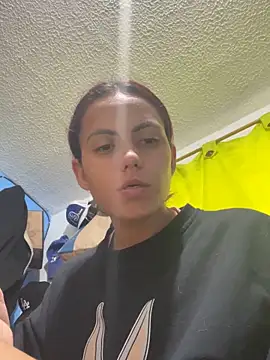 Snapshot of karolainvalentina chatting on 10.27.25 karolainvalentina online show from 10.27.25