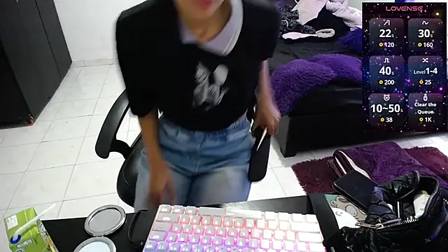 Snapshot of charllotee_dark chatting on 12.23.24 charllotee dark online show from 12.23.24