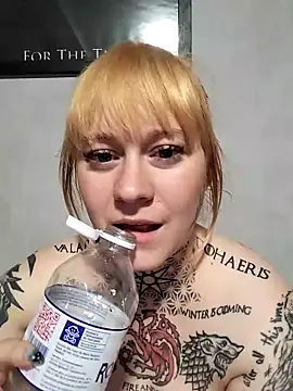 Snapshot of poussichienne chatting on 04.20.26 poussichienne online show from 04.20.26