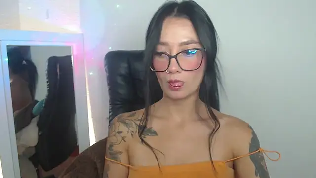 Snapshot of mariiana-diaz chatting on 06.12.26 mariiana-diaz online show from 06.12.26