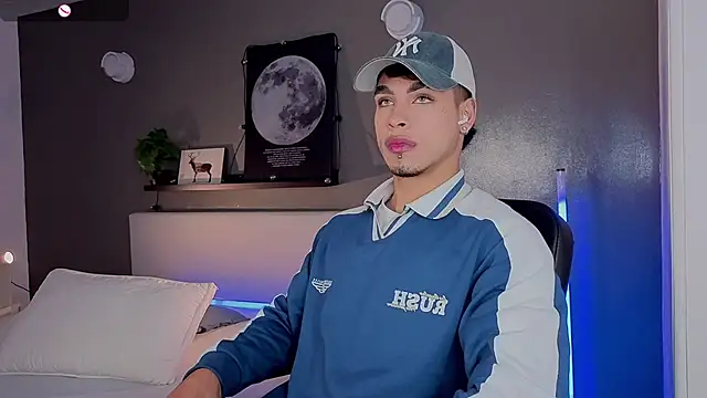 Snapshot of Ken-boy_ chatting on 10.13.25 Ken-boy online show from 10.13.25