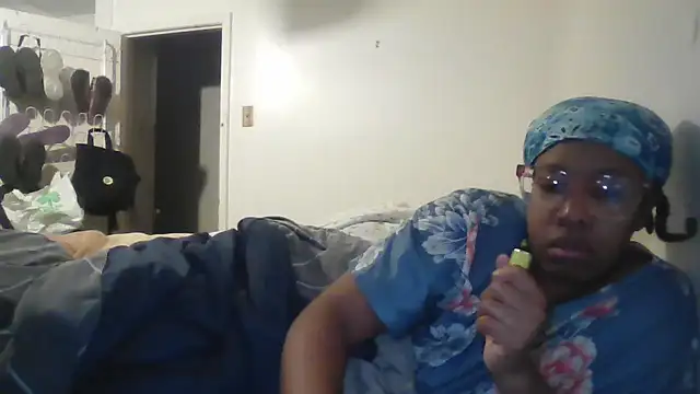 Snapshot of madamsensuale chatting on 12.17.24 madamsensuale online show from 12.17.24