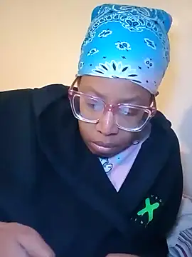 Snapshot of madamsensuale chatting on 02.21.25 madamsensuale online show from 02.21.25