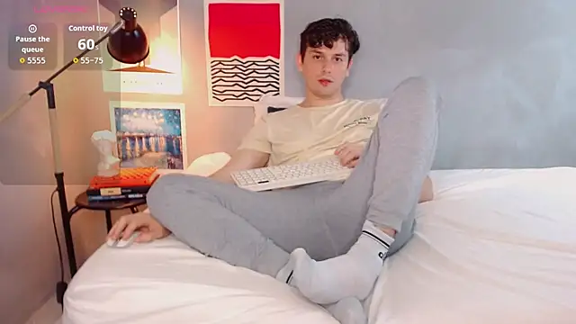 Snapshot of Elio555 chatting on 10.31.25 Elio555 online show from 10.31.25