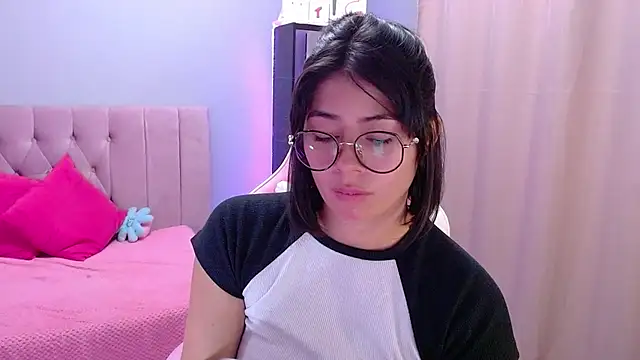 Snapshot of LoaLuxury chatting on 03.21.25 LoaLuxury online show from 03.21.25