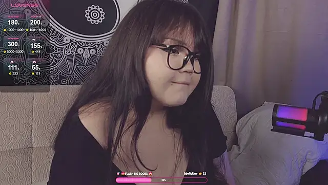 Snapshot of LeyaKan chatting on 12.03.24 LeyaKan online show from 12.03.24