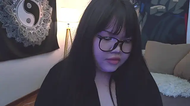 Snapshot of LeyaKan chatting on 02.09.25 LeyaKan online show from 02.09.25