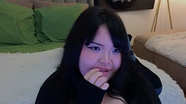 Snapshot of LeyaKan chatting on 03.13.25 LeyaKan online show from 03.13.25