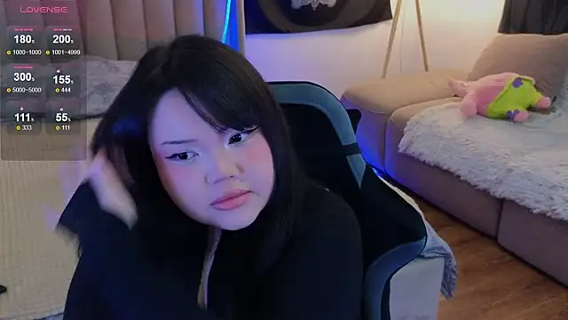 Snapshot of LeyaKan chatting on 03.18.25 LeyaKan online show from 03.18.25