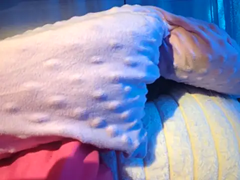 gurlnips online show from 10.29.25