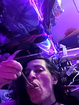 gurlnips online show from 03.31.26