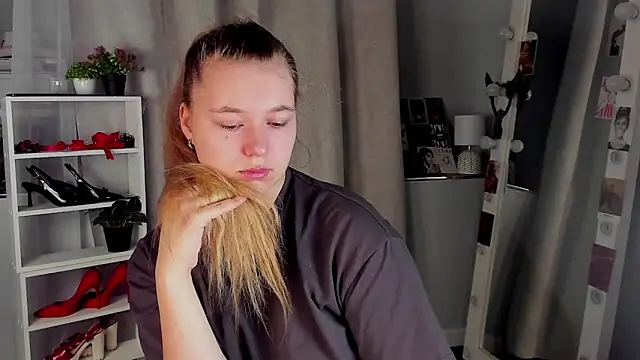 Rebecca Kelly online show from 10.04.25